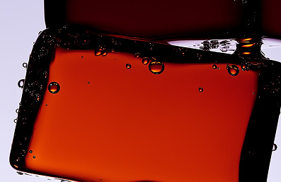 Bodegón de una lata sumergida en agua con burbujas